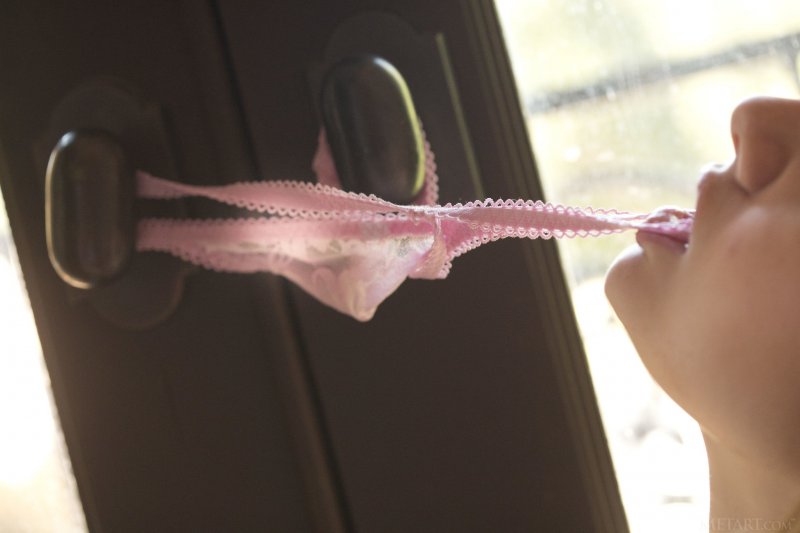 Игривая белокурая красавица с сочной киской без трусов