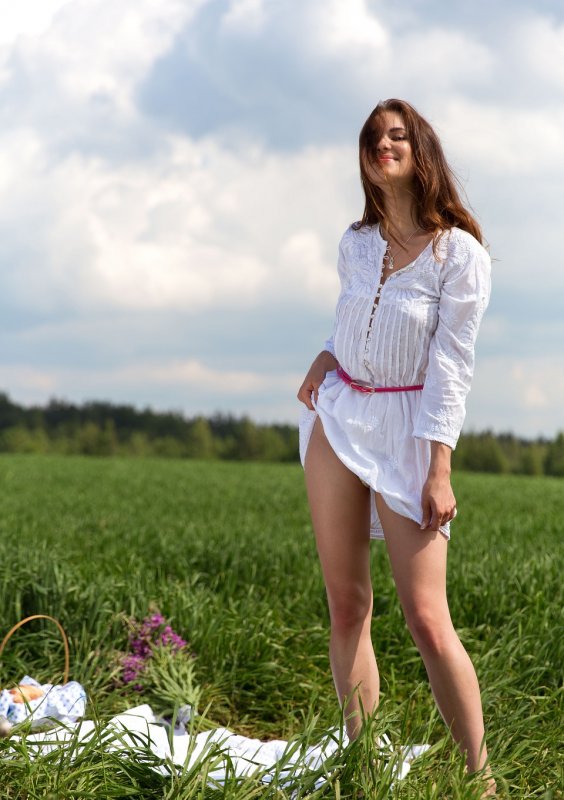 Молодая чика показала небольшую упругую грудь в поле Молодая чика показала небольшую упругую грудь в поле