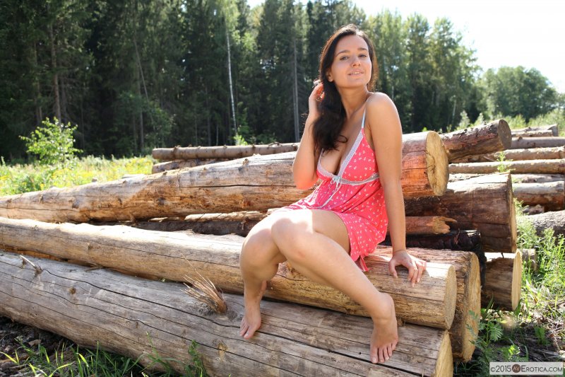 Оголенная брюнетка с интимной стрижкой на лесоповале