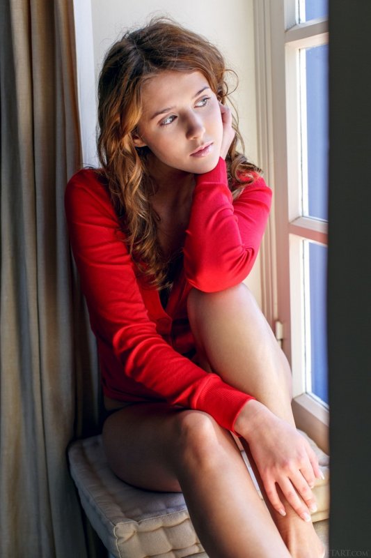 Красотка с сочной попой страстно показала розовую киску