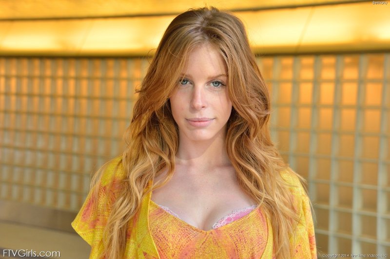 Голая с рыжими волосами показывает прелести на улице