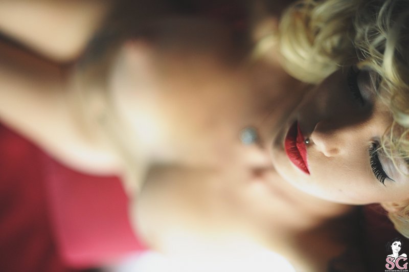 Блондинка с упругими титьками с тату по всему телу