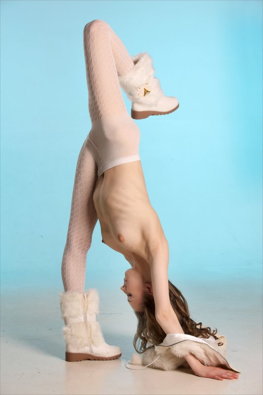 Молоденькая гибкая девушка игриво разделась догола