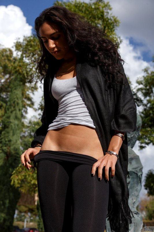 Улыбчивая бестия показала упругие сиськи прямо на улице