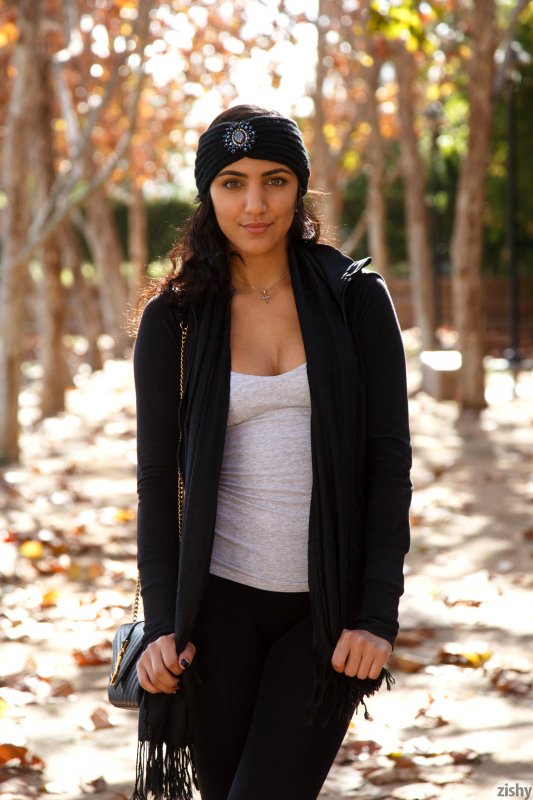 Улыбчивая бестия показала упругие сиськи прямо на улице