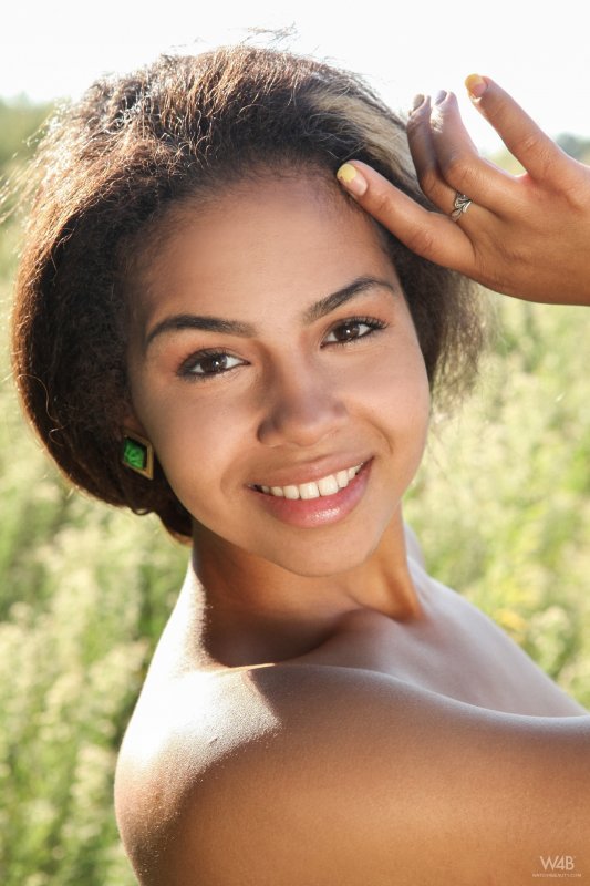 Красивая молодая мулатка с упругой грудью разделась