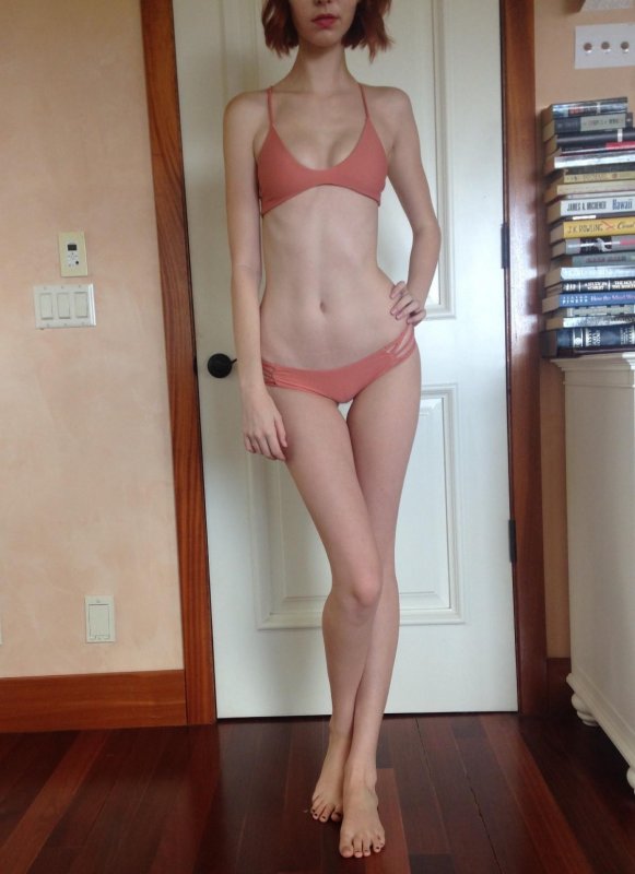 Накачанная попка стройной рыжей девушки фитоняшки