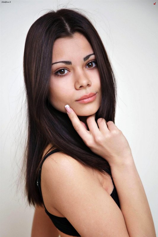 Голая миниатюрная брюнетка с красивой грудью кокетничает Голая миниатюрная брюнетка с красивой грудью кокетничает