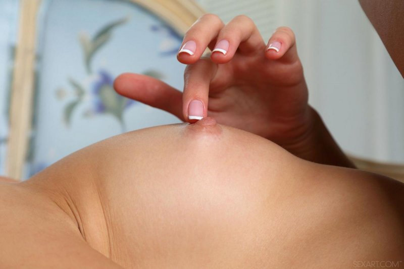 Засунула пальцы в мокрую киску