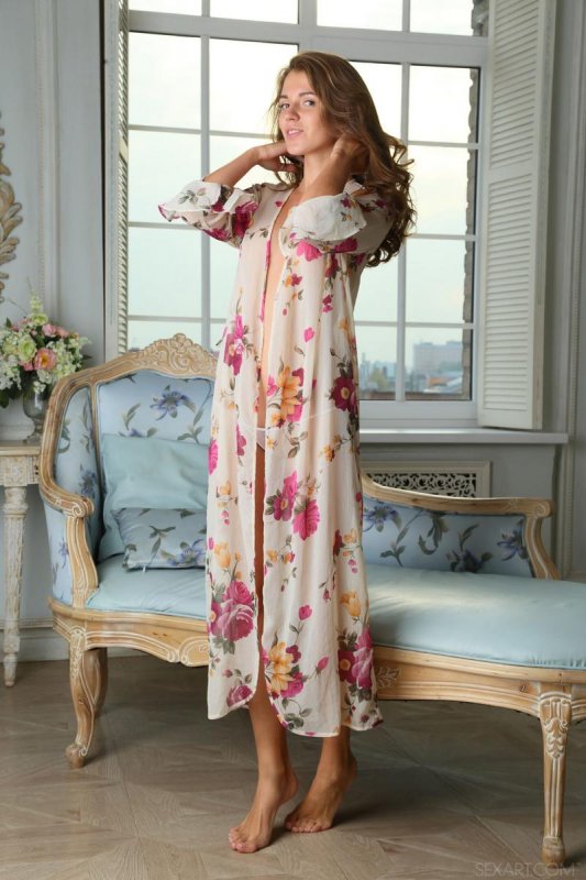 Засунула пальцы в мокрую киску