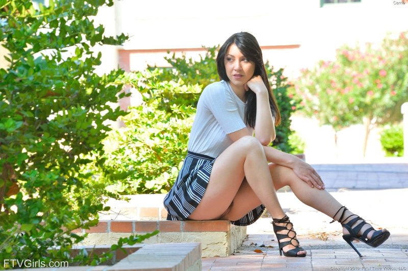 Брюнетка задирает юбку