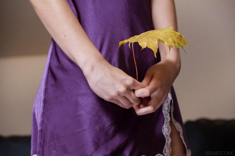 Рыжая девушка ласкает бритую киску