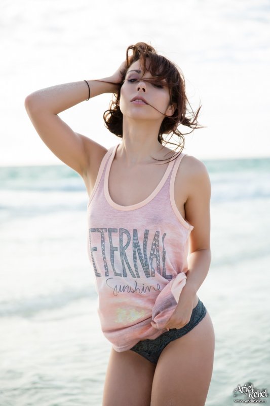 Сексуальная девушка показала грудь на пляже