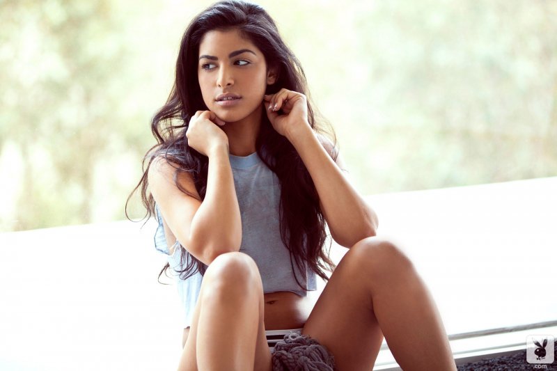 Коричневые соски голой девушки