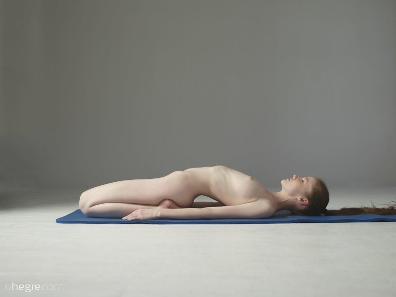 Молодая голая девушка делает зарядку