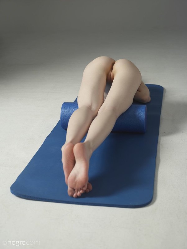 Молодая голая девушка делает зарядку