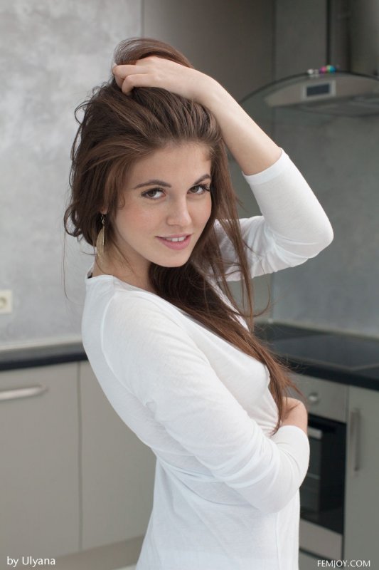 Голая красотка на кухне