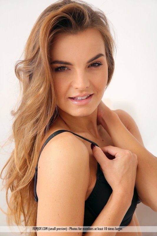 Голая попа девушки в чулках